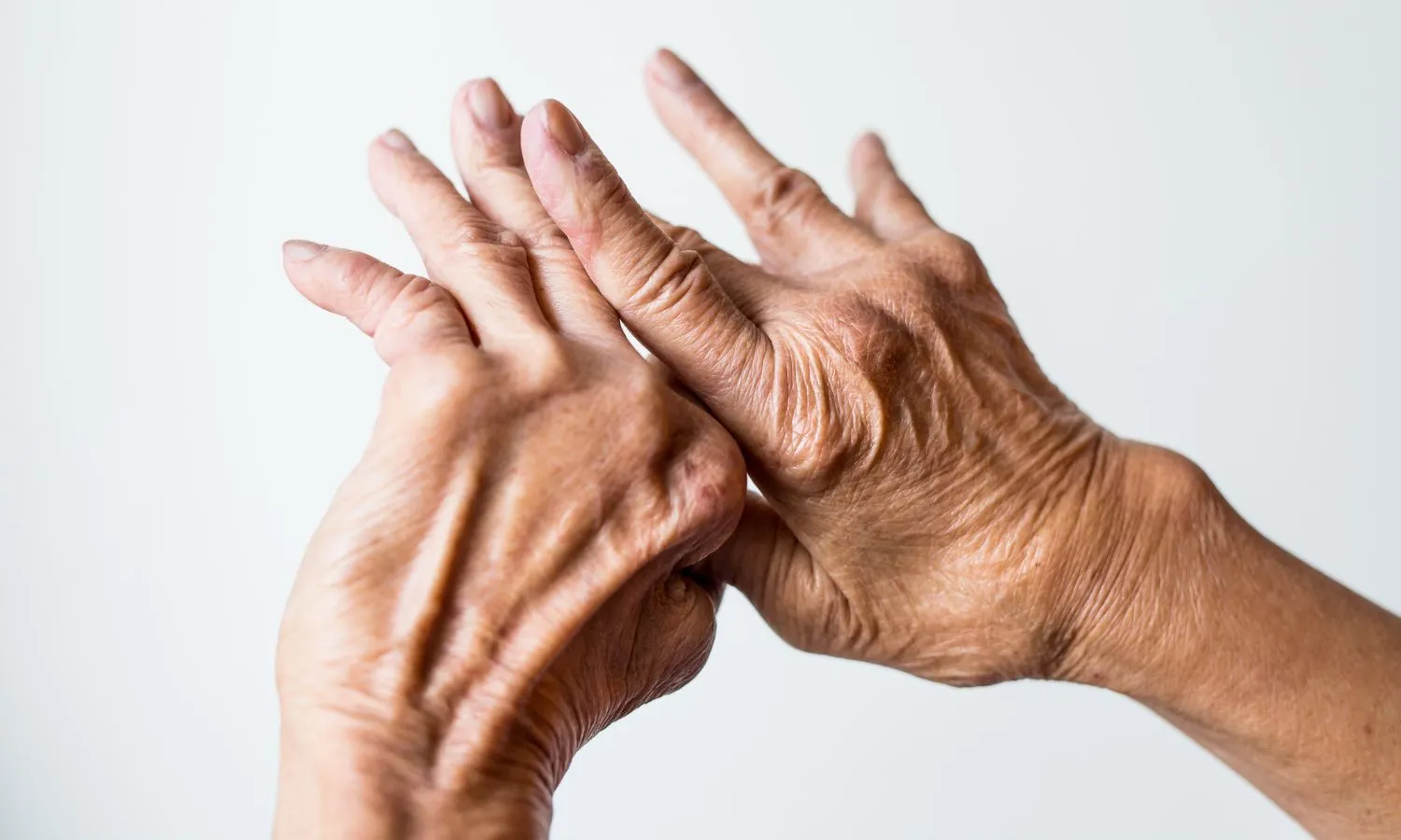 Arthritis specialist in Ghaziabad consulting patient